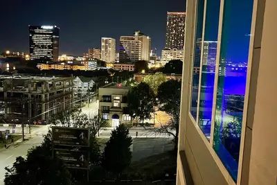 Image de *New Vibrant Loft W Balcony City Views*