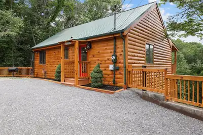 Image de Smoky Nights is an enticing dog-friendly retreat just minutes from the Pigeon Forge Parkway!