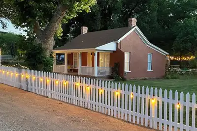 Image de Newly restored historical cottage near Zion National Park