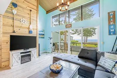 Image de Bay-view condo with pool, hot tub, balcony & lofted layout - walk to the beach