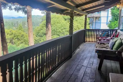 Image de Classic cabin near the lake with stunning views, large deck, & wood fireplace