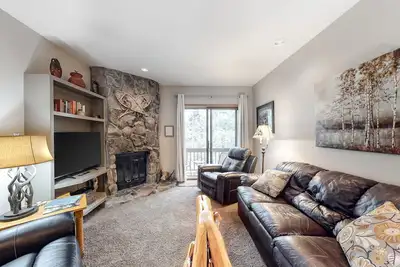 Image de Perfect perch near the mountain with great view, fireplace, balcony & WiFi