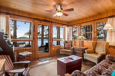 Image de Remodeled Lakefront Cottage w/Free WiFi, Private Dock, Lake Views, & Gas Grill