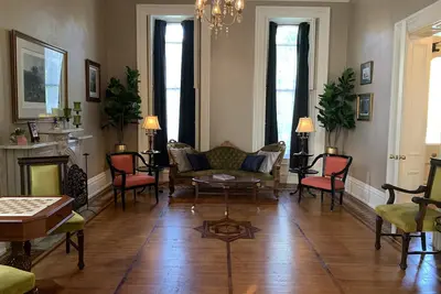 Image de Historic Mansion, Minutes from Downtown