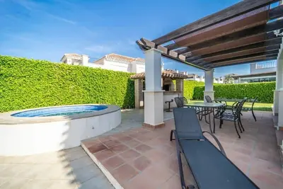 Image de Three bedrooms, private heated pool and jacuzzi - Bo16lt