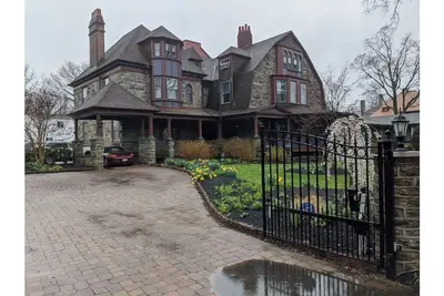 Image de Historic Mansion with 6 Master Suites & Huge Yard