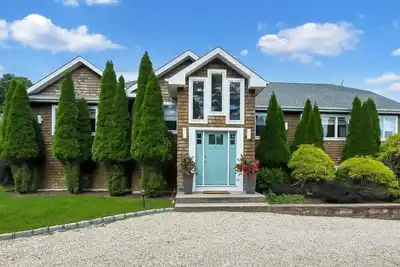 Image de Newly Renovated, Modern home with pool, cathedral ceilings, open-floor. . .