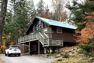 Image de Charming Chalet nestled in the woods of Stratton, close to ski resorts & more