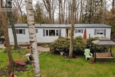 Image de Bright and Spacious Point Clark Cottage across street from Lake Huron
