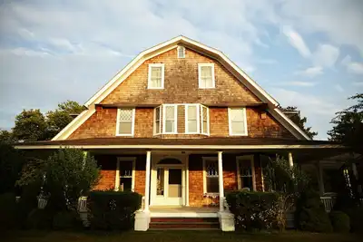 Image de Classic Old Quogue Estate with Pool and Ac Short Walk to Beach