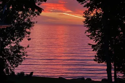 Image de Waterfront, Spectacular Sunset Views, Beautiful Updated Cottage!