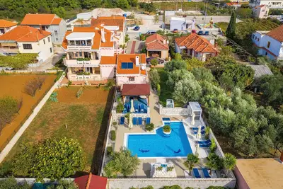 Image de Villa-dalmatina-zadar mit Pool für 10 Personen; 5 Schlafzimmer, 3 Bad, 2 Küche