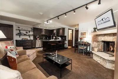 Image de Charming Corner Condo, fireplace, spa access, two steps to Vail Village  and  Lifts