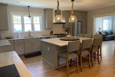 Image de New home in Falmouth Heights. . . walk to the beach!