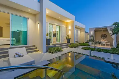 Image de Tropical Oasis Near Beach with Pool - Footprints North