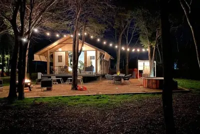 Image de Lake Front Glamping Near Austin-Bathroom In Unit
