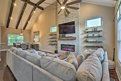 Image de Spacious Family Home w/ Fire Pits, Large Yard