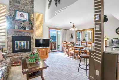 Image de Stunning Mountain Condo Near the Slopes W/ Two Balconies, Mtn Views & WiFi