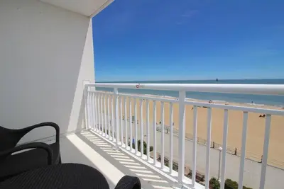 Image de Ocean Sands Resort, oceanfront suite with balcony