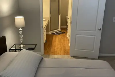 Image de Spacious one-bedroom apt with fine dining and social life in walking distance!