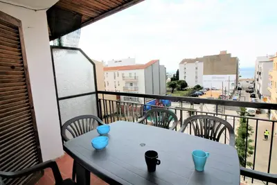 Image de 2ème Ligne, Entierement Renovee, Full Equipe, Au Centre, Vue Mer.