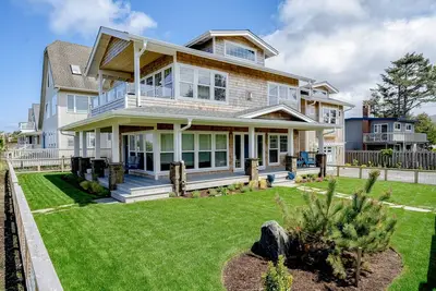 Image de Oceanfront, Dog-Friendly Home with Gas Fireplace - Just Steps from the Beach