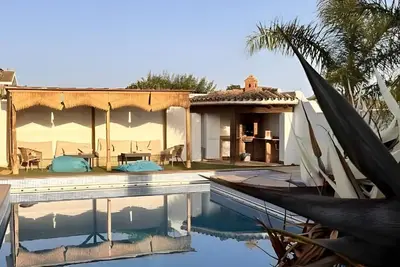 Image de Chalet \"Casa Juan Arias\" près de la mer avec piscine, climatisation, Wi-Fi, jardin et terrasse