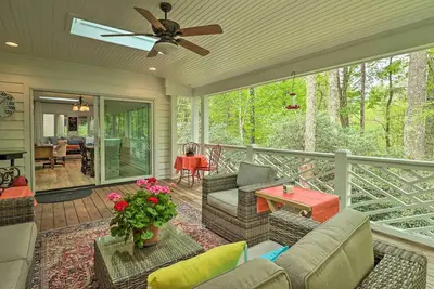 Image de 1 Mi to Downtown: Highlands Cottage w/ Sunroom