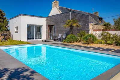 Image de Maison avec Piscine Chauffée, Jardin, Wifi, Proche Plages et Commodités à Erdeven