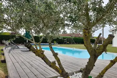 Image de maison toute équipée avec piscine et pool house