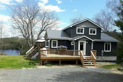 Image de Blackstone's Lakeside retreat- tranquility and relaxation await! !