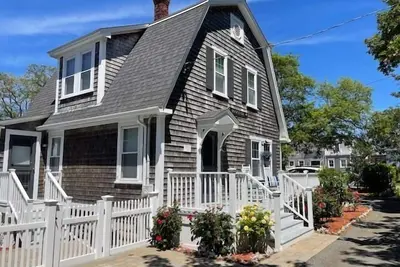 Image de Four Bedroom In Town Location -- Close To Oyster Pond Beach Area.