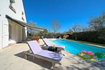 Image de Luxueuse Villa piscine chauffée sauna barbecue