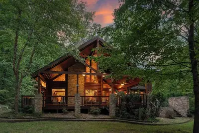 Image de Secluded 3br custom cabin. Hot tub!