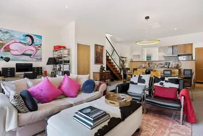 Image de Stylish City Townhouse A Block from the Waterfront