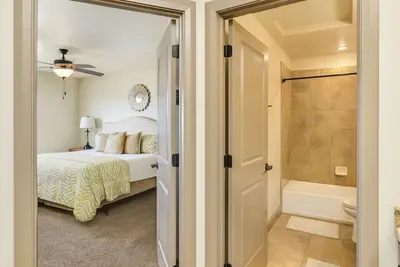 Image de Two heated pools/spas, pond, backyard w/ Bbq