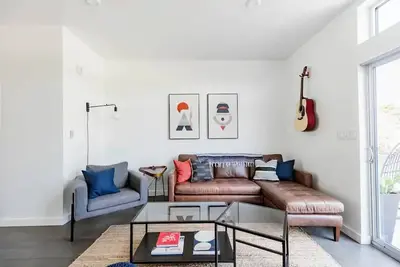 Image de Luxury Condo w/ Balcony, Walk to Shops, Downtown, and Food