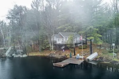 Image de Waterfront on Lake Muskoka!