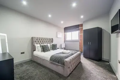 Image de Appartement-Supérieure-Salle de bain privée séparée-Vue sur Rue-One bedroom w. . .