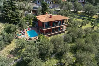 Image de A big house whit pool lake view and air conditionating in a quiet country