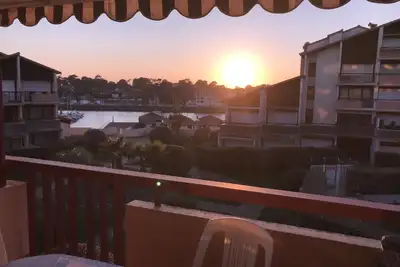 Image de Grand studio calme donnant sur le port