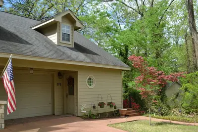 Image de Quiet creekside retreat on Lake Bob Sandlin - boat dock on property