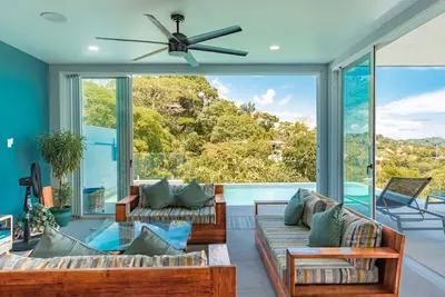 Image de Nouvelle villa de luxe avec vue sur l'océan, proche de tout et pouvant accueillir jusqu'à 28 personnes