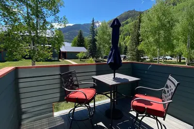 Beautiful mountain view condo in the heart of town