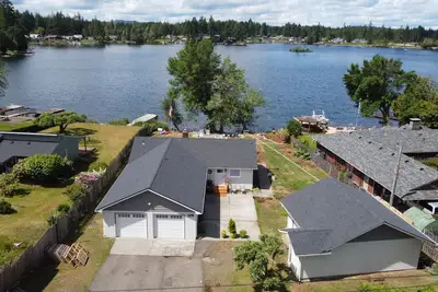 Image de Island LakeHouse - Waterfront Home -3bd Beach & Kayaks, Game Room
