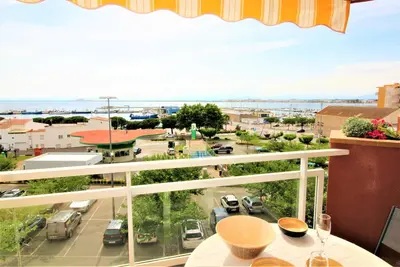 Excellente Situation Face Au Port De PÊCHE Et Avec Vue Sur La Baie De Roses. Grande Terrasse. Grand Parking Public Devant.