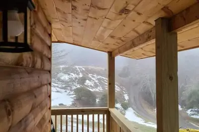 Image de Cedar Lodge, serene all wood escape in Blue Ridge
