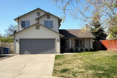 Image de Huge Peaceful & Cheerful Home