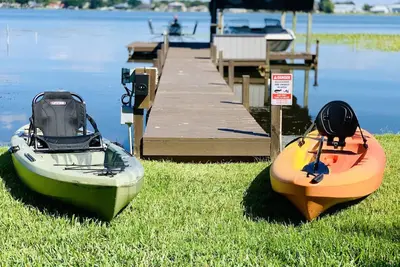 Image de Waterfront Lakehouse, Private Dock, Tiki Bar, Playground, Near Legoland | Lake Idylwild Delight