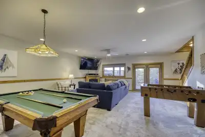 Image de Stunning views! Premier location! Huge Game room! Hot tub! Fire pit!